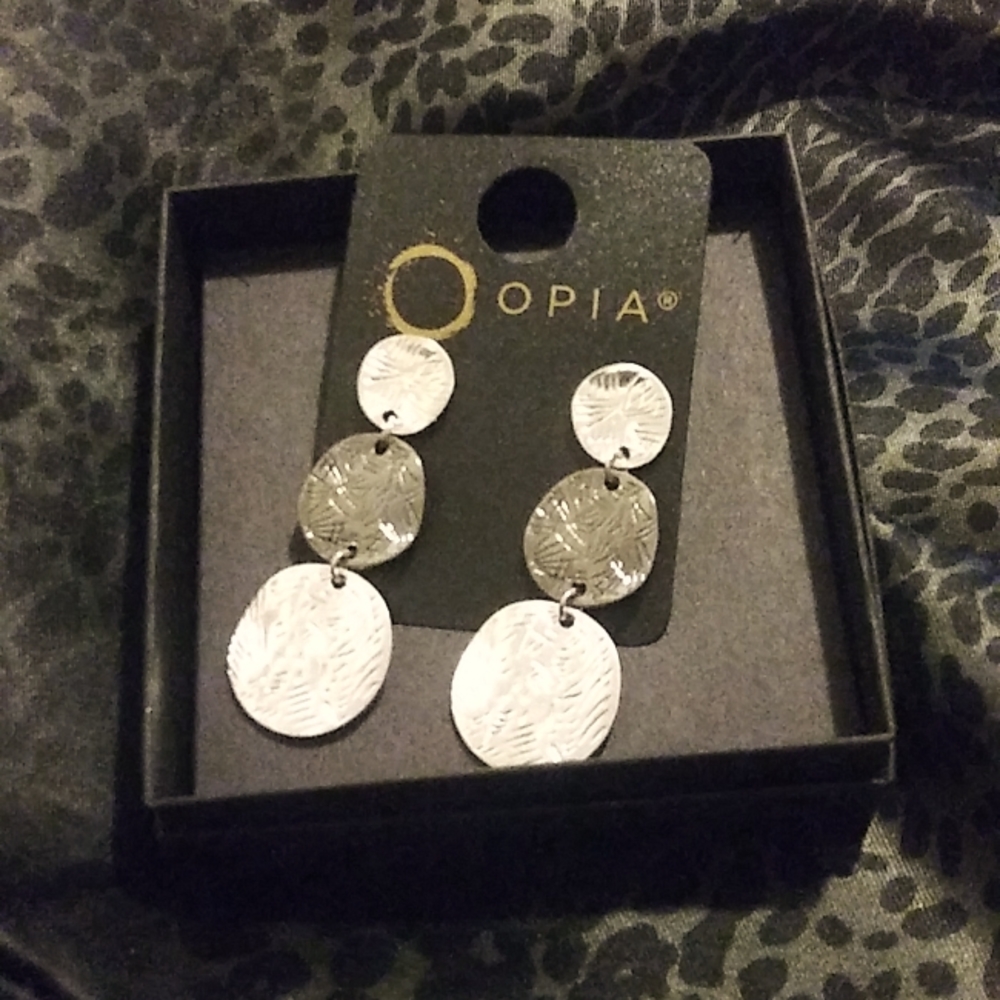SOLD!Accessories/EARRINGS - Picture 1 of 4